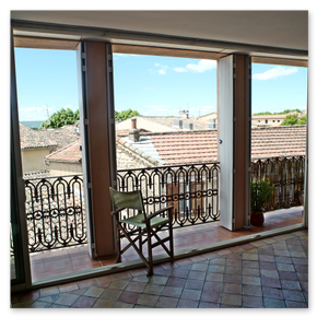 Das Foto zeigt den Blick aus dem Salon der Wohnung in Lorgues, Provence, Frankreich.