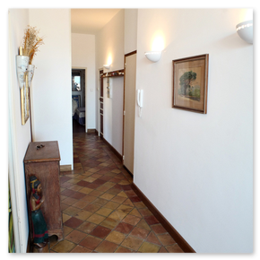 Das Foto zeigt den Flur der Wohnung in Lorgues, Provence, Frankreich.